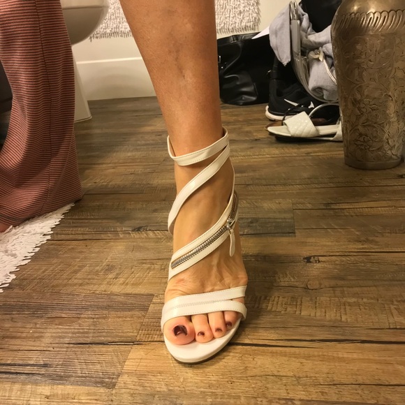 “Guess” white Strappy sandles size 81/2 zippers - Picture 3 of 7